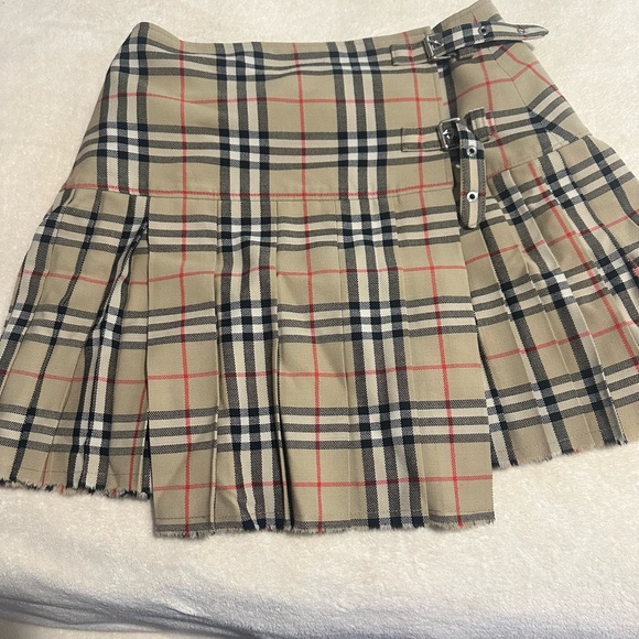 Authentic Burberry mini skirt - Picture 2 of 3